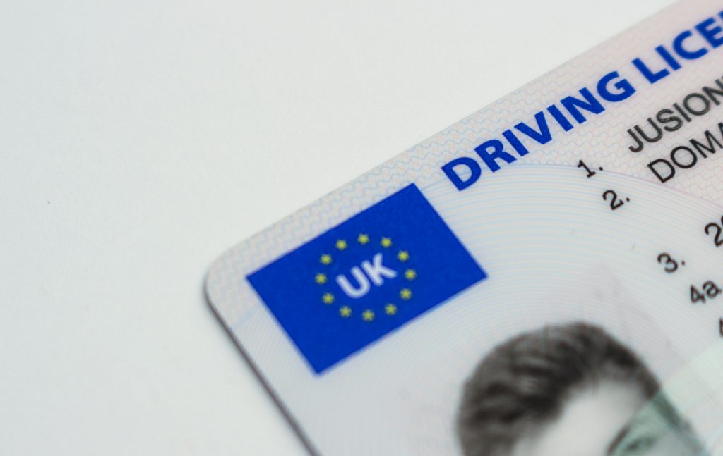 Permis de conduire anglais posé sur une table.