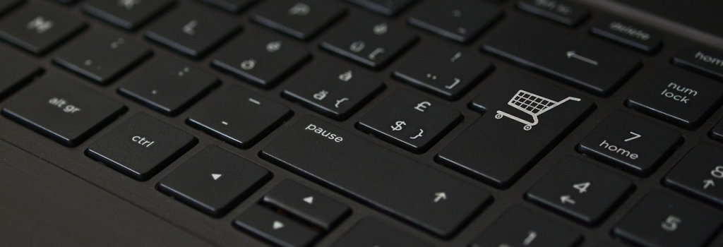 Un clavier d’ordinateur avec une touche avec une icône de caddie.