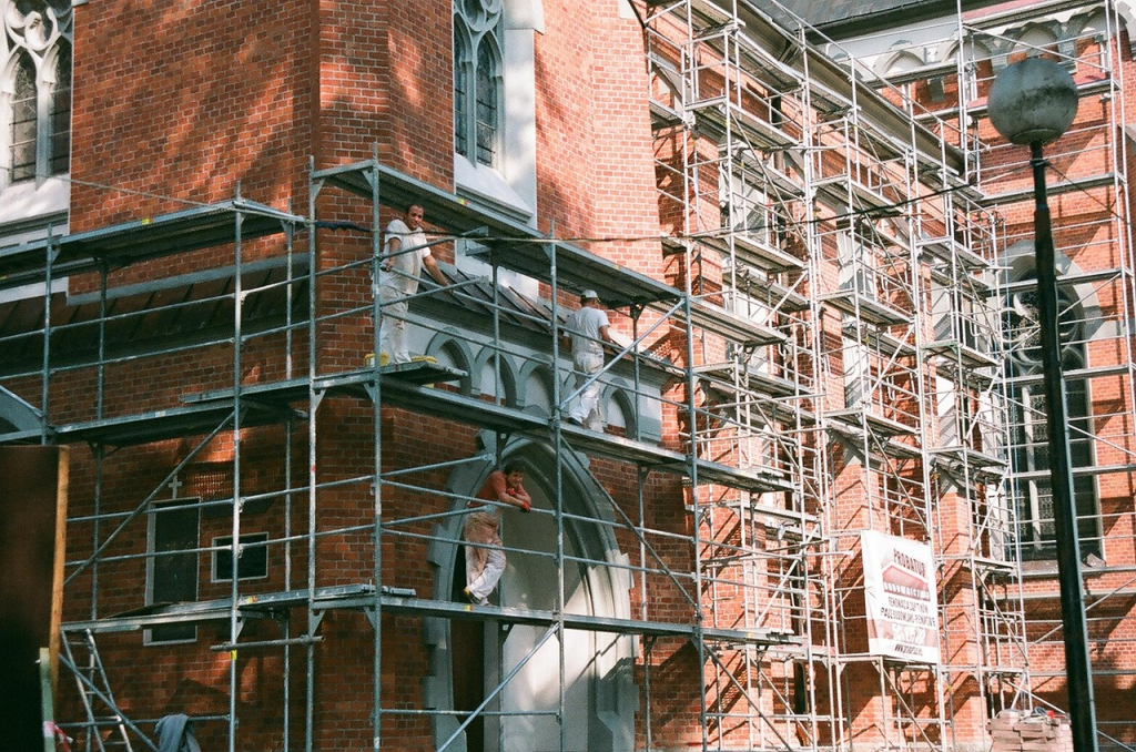 Des ouvriers sur un chantier de rénovation d’un vieil immeuble.