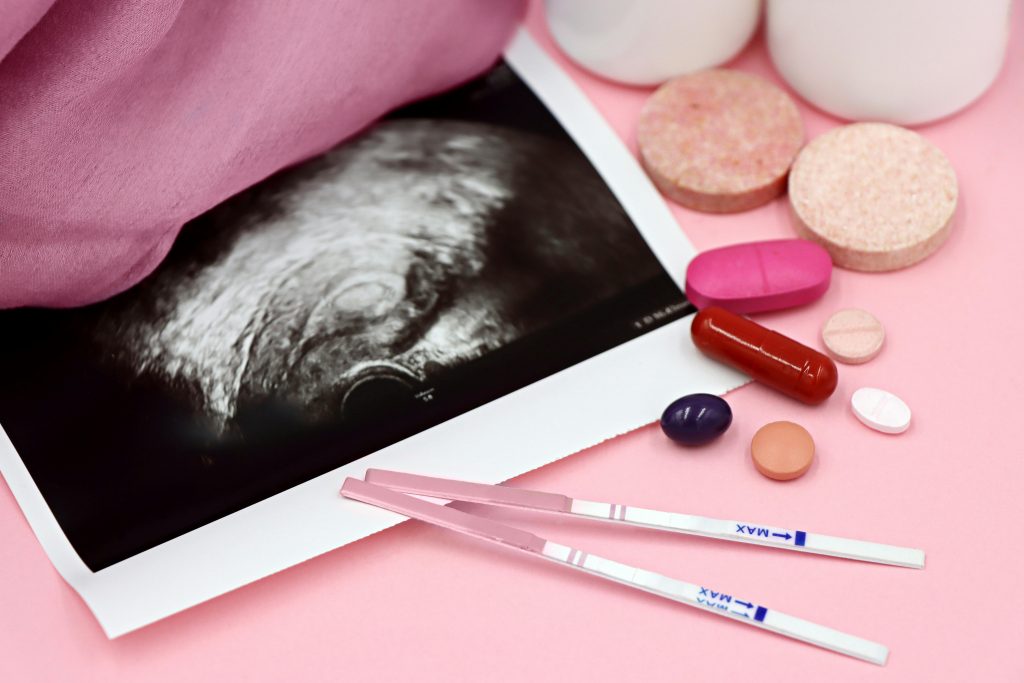 Resultat echographie, tests de grossesse positifs et medicaments