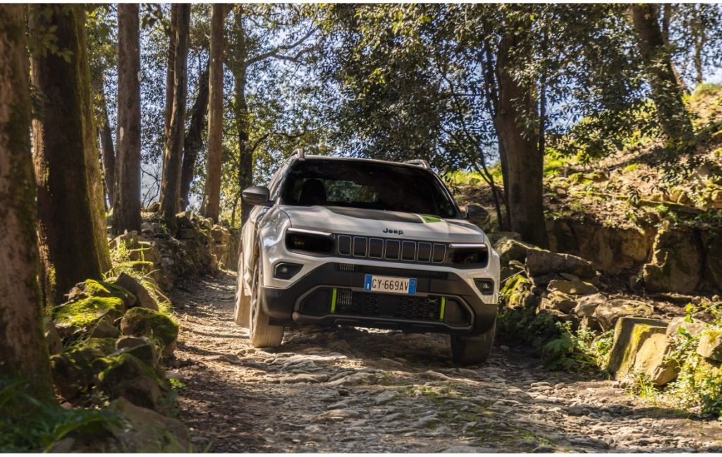 Jeep Avenger 4xe franchissant un sentier escarpé en Toscane, illustrant ses qualités tout-terrain et sa robustesse hybride