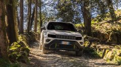 Avenger 4xe : Jeep dévoile son SUV hybride 4×4 au tempérament tout-terrain