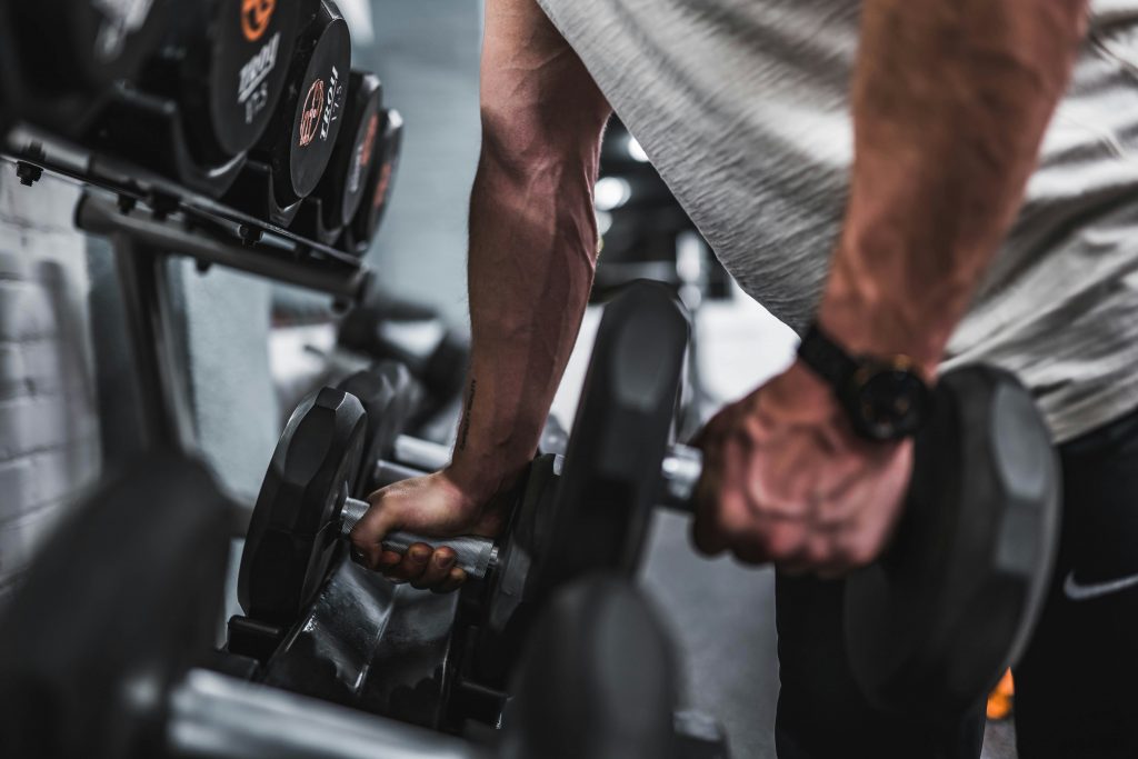 Un utilisateur profitant d'un entraînement personnalisé grâce à l'IA Echelon Fitness et AWS
