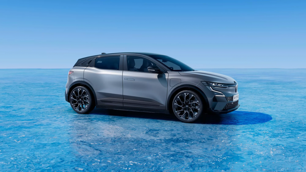 Megane E-Tech electric 2025 finition Esprit Alpine vue latérale sur fond bleu