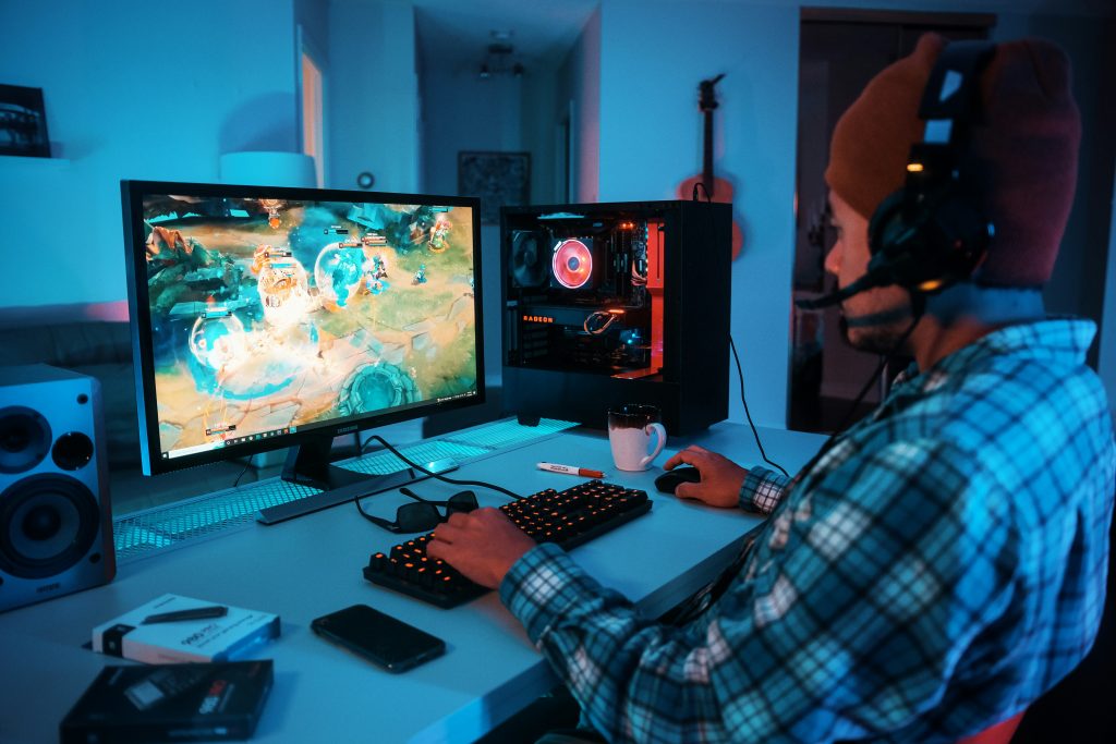 Un homme en train de jouer a un jeu video