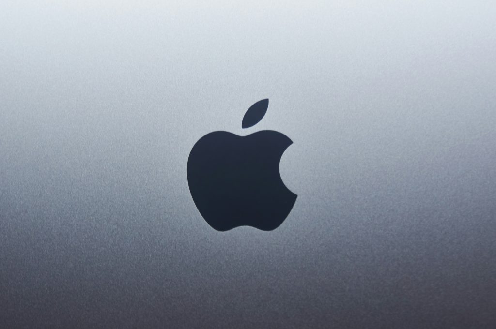 Logo Apple à Apple Park annonçant l’édition 2025 de la conférence WWDC pour développeurs