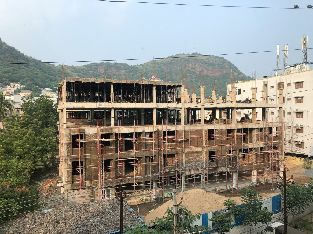 Immeuble en chantier montrant la mauvaise gestion des déchets bâtiments