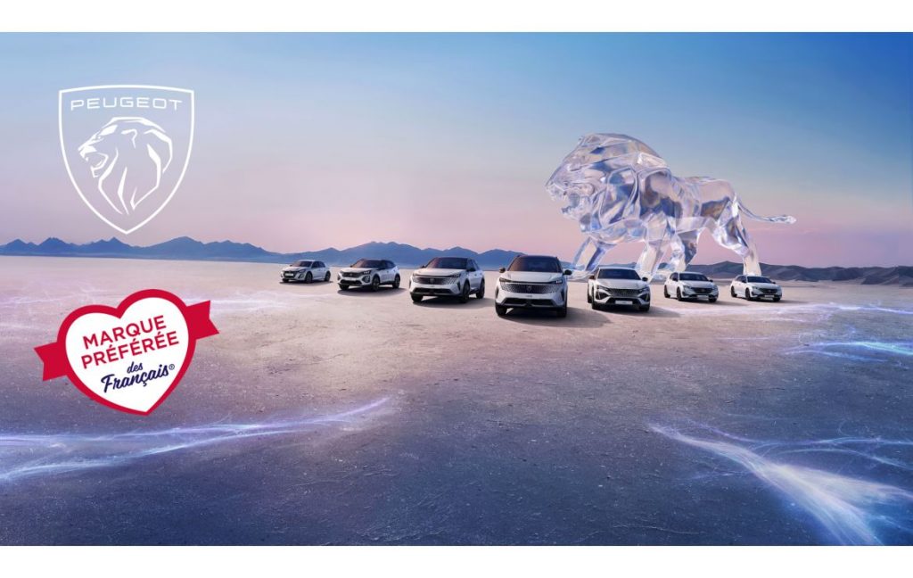 Lion de cristal géant et gamme Peugeot illustrant la marque automobile préférée Français