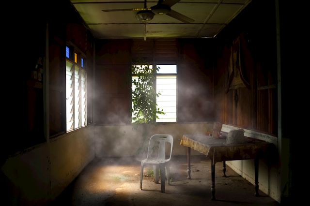 Pièce poussiéreuse mal ventilée illustrant les effets d’une mauvaise qualité air intérieur