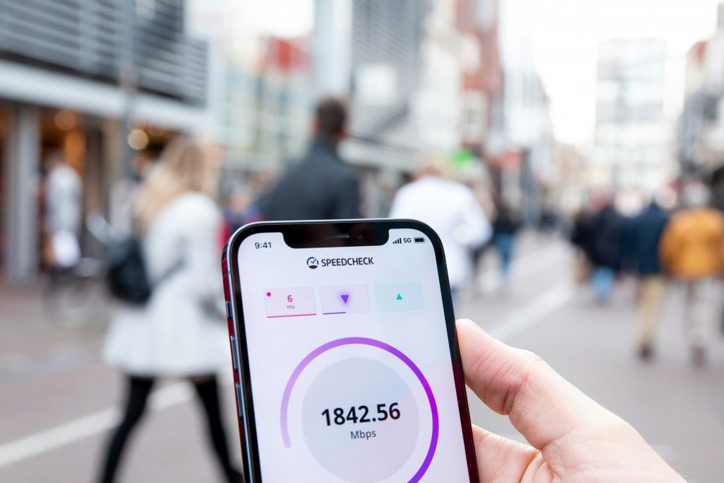 Vue d’un écran de test réseau affichant la connectivité 5G privee dans un environnement urbain