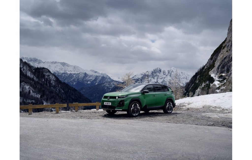 SUV Citroën C5 Aircross hybride électrique sur route de montagne avec ciel dégagé