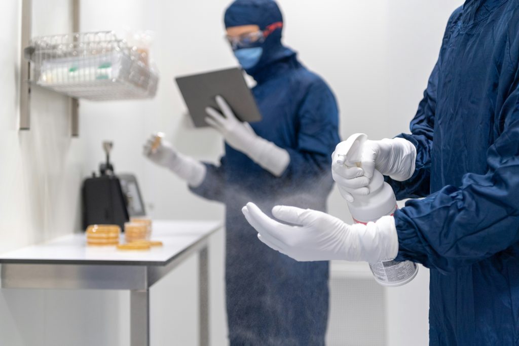 Des chercheurs en laboratoire