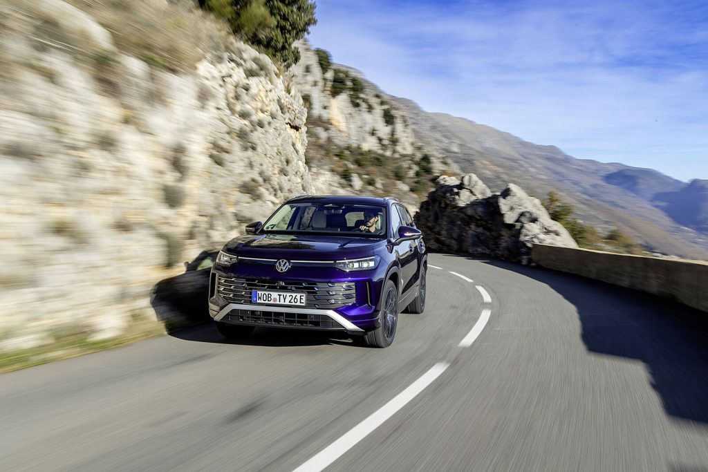 SUV Volkswagen Tayron sur route, pensé pour familles, enfants et chiens avec un grand espace à bord