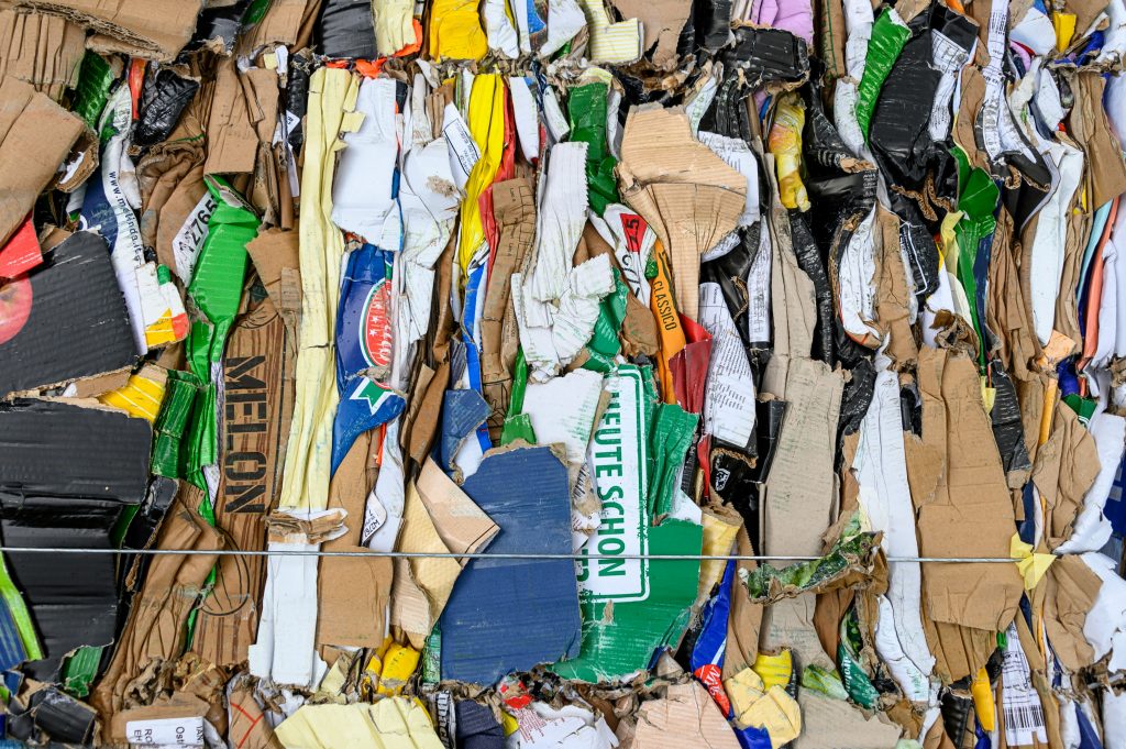 Déchets textiles compressés révélant la surconsommation dans l’UE
