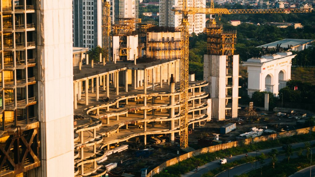 Vue d’un chantier de bâtiments illustrant la décarbonation du batiment en 2025
