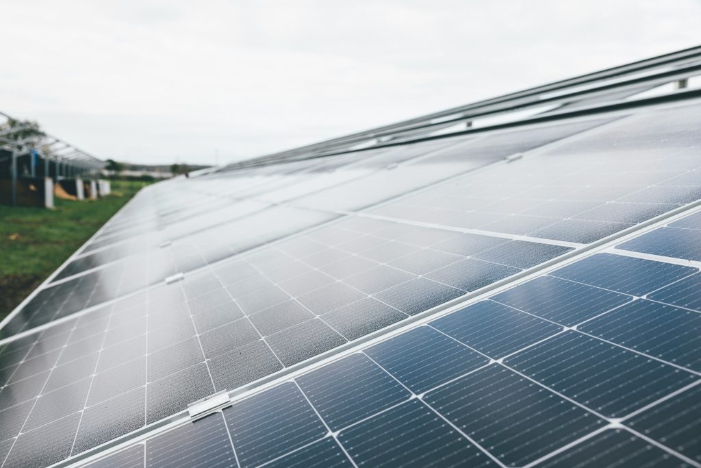 Champ de panneaux solaires soutenant la transition énergétique dans les territoires français