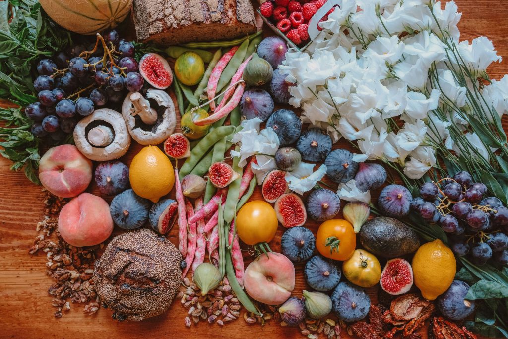 Des fruits et legumes frais sur une table