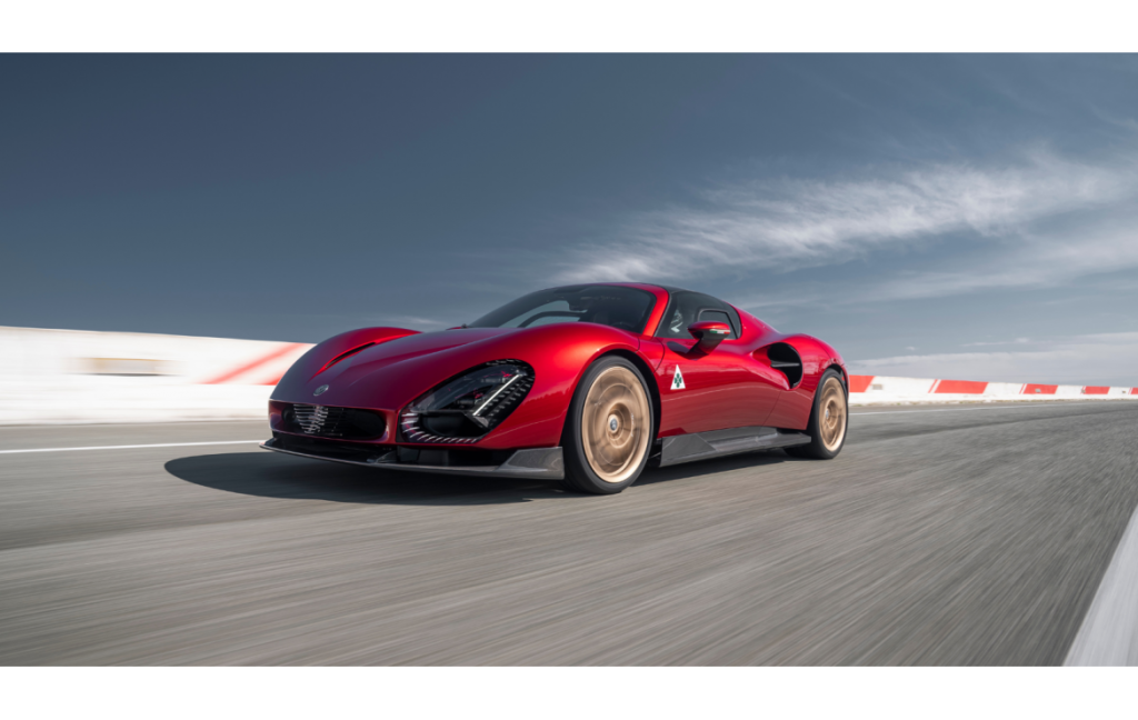 Nouvelle 33 Stradale Alfa Romeo rouge en plein essai dynamique sur la piste de Balocco