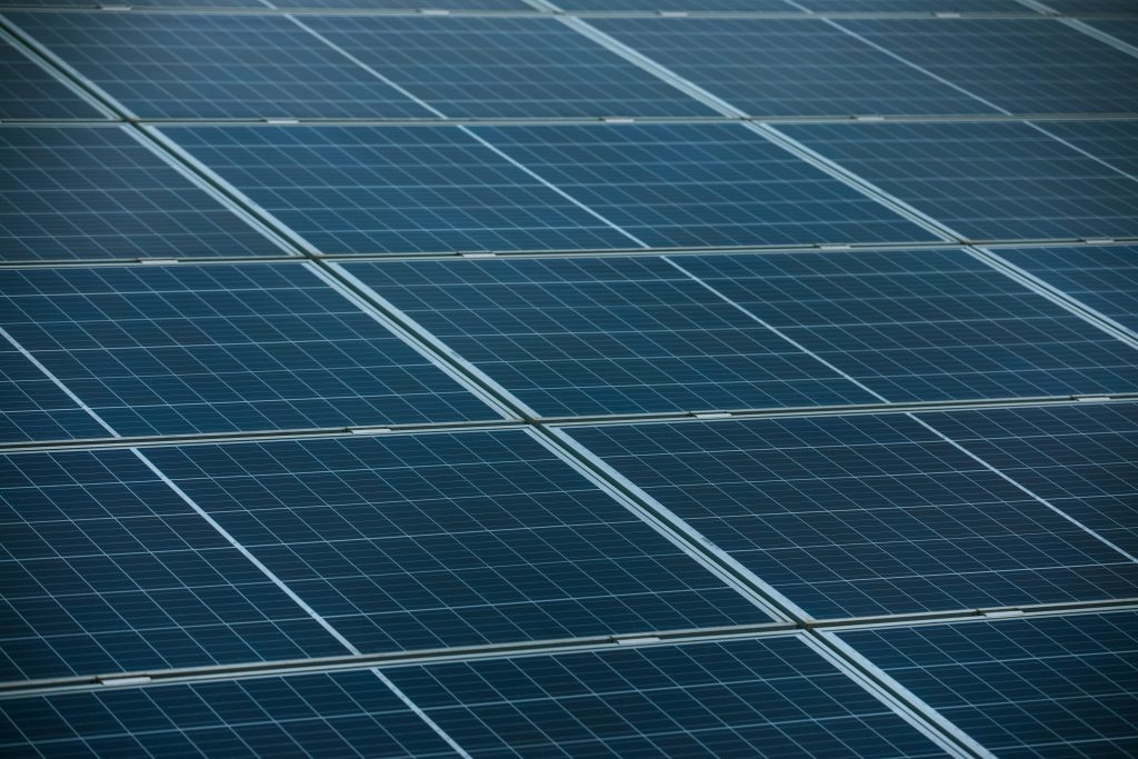 Ombrières photovoltaïques sur parking avec panneaux solaires