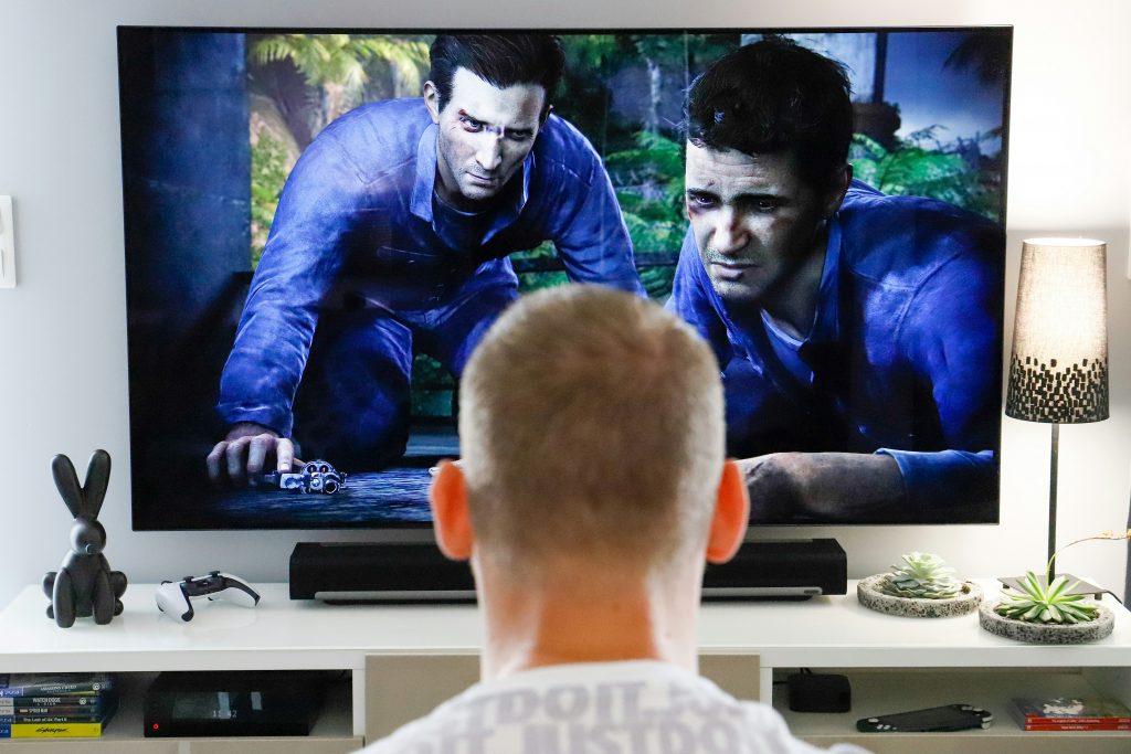 Téléviseur OLED Samsung affichant un jeu vidéo avec NVIDIA G-SYNC
